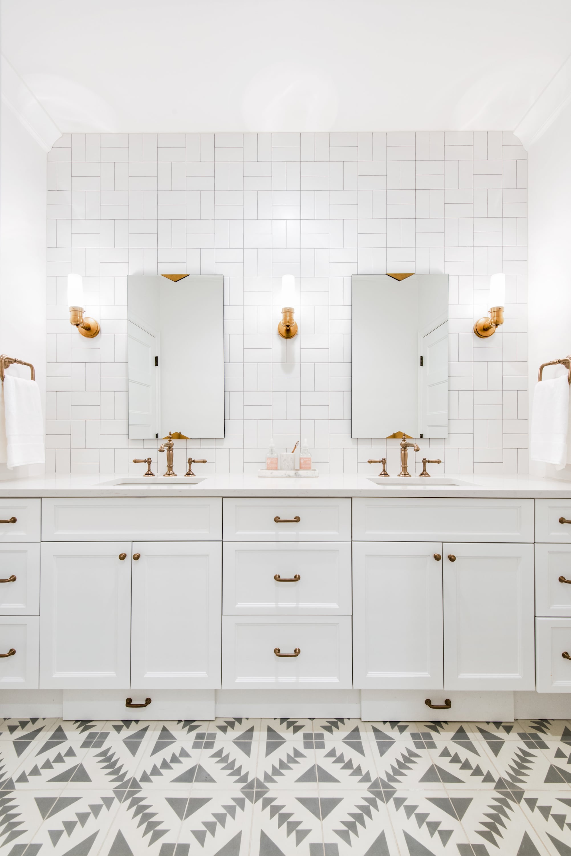9 Hints to Remodel your Bathroom with White Subway Tiles
