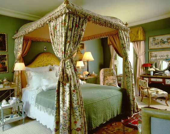 traditional canopy bed